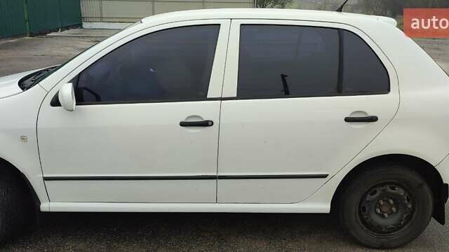 Білий Шкода Фабія, об'ємом двигуна 1.2 л та пробігом 310 тис. км за 3400 $, фото 3 на Automoto.ua