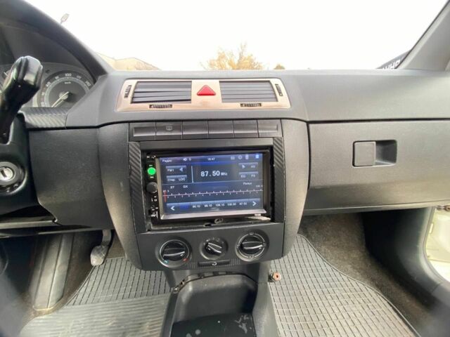 Шкода Фабия 2005 в Пятихатках на Automoto.ua Белый Шкода Фабия, объемом двигателя 1.2 л и пробегом 220 тыс. км за 2500 $, фото 5 на Automoto.ua
