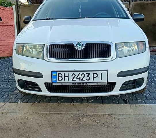 Белый Шкода Фабия, объемом двигателя 1.2 л и пробегом 131 тыс. км за 3400 $, фото 3 на Automoto.ua