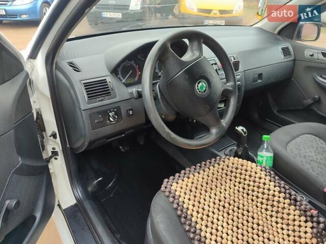 Шкода Фабия 2005 в Первомайск на Automoto.ua Белый Шкода Фабия, объемом двигателя 1.2 л и пробегом 300 тыс. км за 3000 $, фото 3 на Automoto.ua
