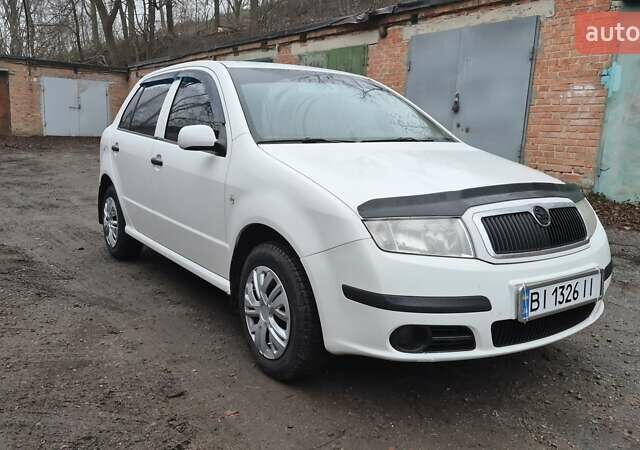Белый Шкода Фабия, объемом двигателя 1.2 л и пробегом 253 тыс. км за 3900 $, фото 4 на Automoto.ua