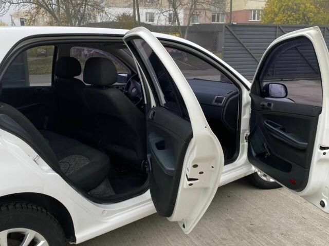 Шкода Фабия 2005 в Пятихатках на Automoto.ua Белый Шкода Фабия, объемом двигателя 1.2 л и пробегом 220 тыс. км за 2500 $, фото 2 на Automoto.ua