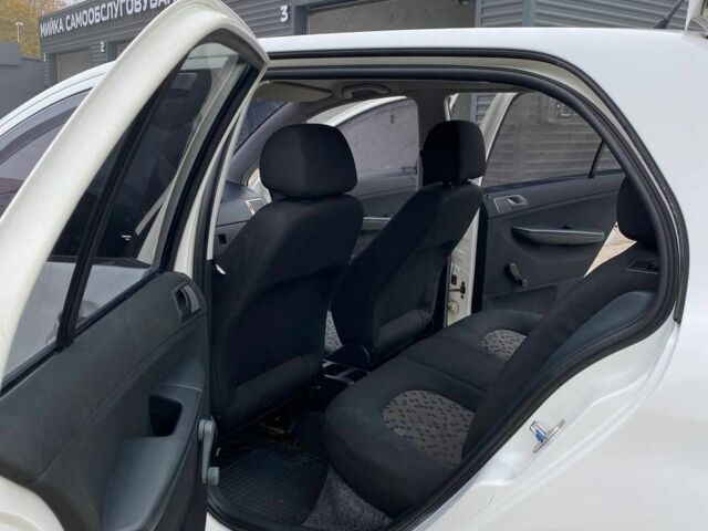 Шкода Фабия 2005 в Пятихатках на Automoto.ua Белый Шкода Фабия, объемом двигателя 1.2 л и пробегом 220 тыс. км за 2500 $, фото 6 на Automoto.ua