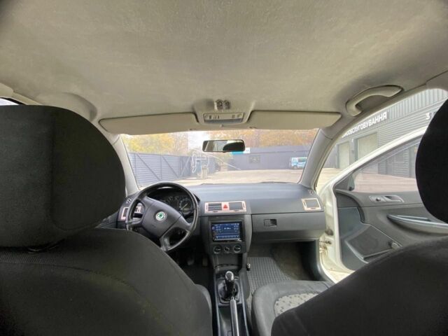 Шкода Фабия 2005 в Пятихатках на Automoto.ua Белый Шкода Фабия, объемом двигателя 1.2 л и пробегом 220 тыс. км за 2500 $, фото 4 на Automoto.ua