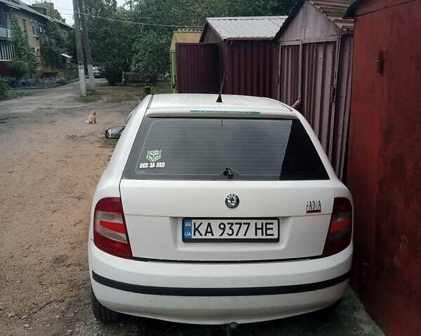 Белый Шкода Фабия, объемом двигателя 1.2 л и пробегом 402 тыс. км за 2900 $, фото 8 на Automoto.ua