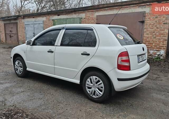 Белый Шкода Фабия, объемом двигателя 1.2 л и пробегом 253 тыс. км за 3900 $, фото 1 на Automoto.ua