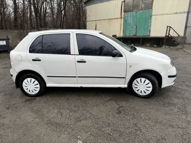 Белый Шкода Фабия, объемом двигателя 1.2 л и пробегом 685 тыс. км за 2375 $, фото 3 на Automoto.ua