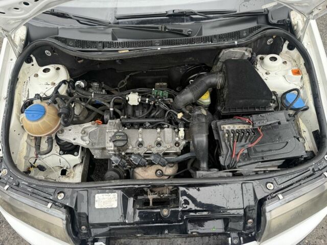 Белый Шкода Фабия, объемом двигателя 1.2 л и пробегом 685 тыс. км за 2375 $, фото 8 на Automoto.ua