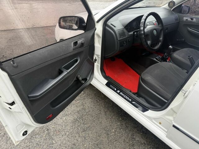 Белый Шкода Фабия, объемом двигателя 1.2 л и пробегом 685 тыс. км за 2375 $, фото 9 на Automoto.ua