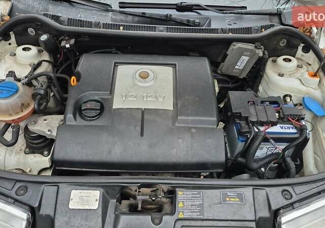 Белый Шкода Фабия, объемом двигателя 1.2 л и пробегом 253 тыс. км за 3900 $, фото 10 на Automoto.ua