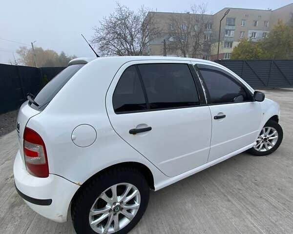 Шкода Фабия 2005 в Пятихатках на Automoto.ua Белый Шкода Фабия, объемом двигателя 1.2 л и пробегом 220 тыс. км за 2500 $, фото 5 на Automoto.ua
