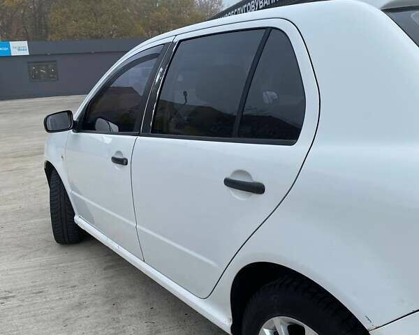 Шкода Фабия 2005 в Пятихатках на Automoto.ua Белый Шкода Фабия, объемом двигателя 1.2 л и пробегом 220 тыс. км за 2500 $, фото 6 на Automoto.ua