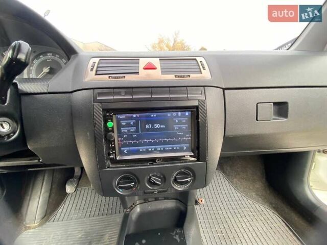 Шкода Фабия 2005 в Пятихатках на Automoto.ua Белый Шкода Фабия, объемом двигателя 1.2 л и пробегом 220 тыс. км за 2500 $, фото 7 на Automoto.ua