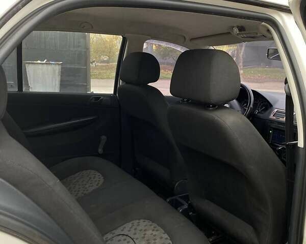 Шкода Фабия 2005 в Пятихатках на Automoto.ua Белый Шкода Фабия, объемом двигателя 1.2 л и пробегом 220 тыс. км за 2500 $, фото 1 на Automoto.ua