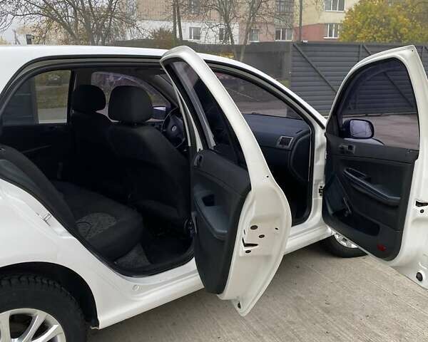 Шкода Фабия 2005 в Пятихатках на Automoto.ua Белый Шкода Фабия, объемом двигателя 1.2 л и пробегом 220 тыс. км за 2500 $, фото 9 на Automoto.ua