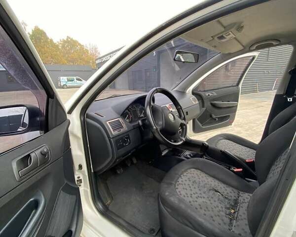Шкода Фабия 2005 в Пятихатках на Automoto.ua Белый Шкода Фабия, объемом двигателя 1.2 л и пробегом 220 тыс. км за 2500 $, фото 4 на Automoto.ua