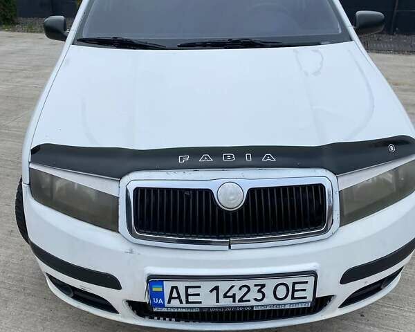 Шкода Фабия 2005 в Пятихатках на Automoto.ua Белый Шкода Фабия, объемом двигателя 1.2 л и пробегом 220 тыс. км за 2500 $, фото 8 на Automoto.ua
