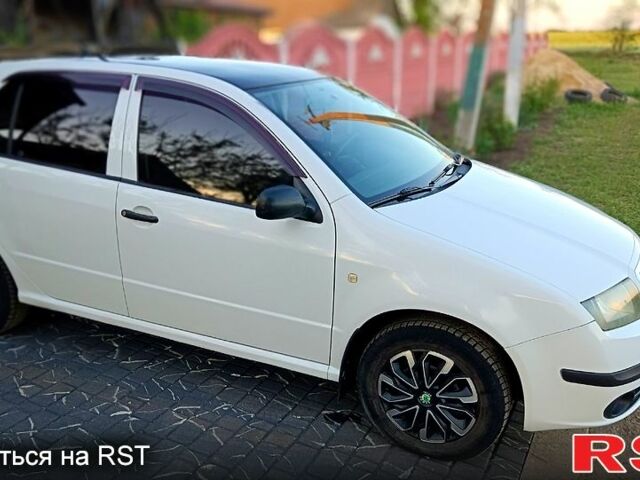 Белый Шкода Фабия, объемом двигателя 1.2 л и пробегом 131 тыс. км за 3400 $, фото 2 на Automoto.ua