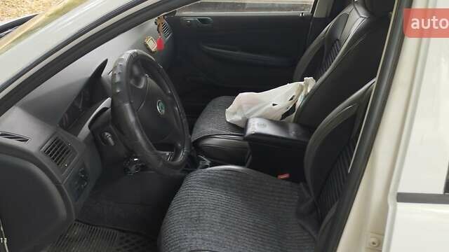 Шкода Фабия 2006 в Кропивницком (Кировограде) на Automoto.ua Белый Шкода Фабия, объемом двигателя 1.2 л и пробегом 360 тыс. км за 3800 $, фото 7 на Automoto.ua