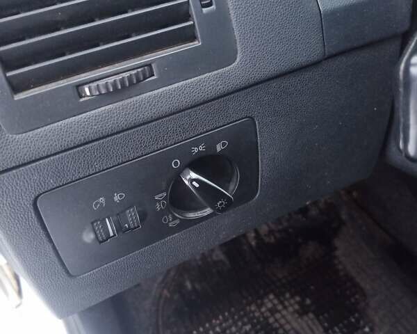 Белый Шкода Фабия, объемом двигателя 1.4 л и пробегом 316 тыс. км за 2850 $, фото 8 на Automoto.ua