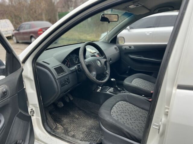 Білий Шкода Фабія, об'ємом двигуна 1.2 л та пробігом 220 тис. км за 3200 $, фото 4 на Automoto.ua