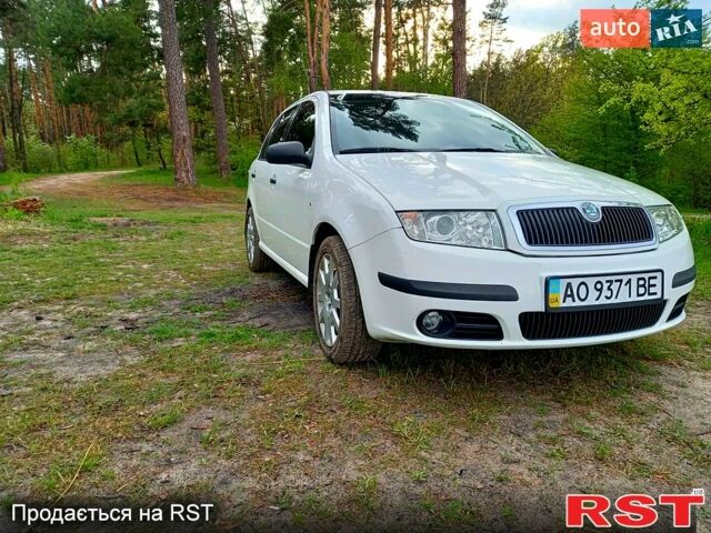 Белый Шкода Фабия, объемом двигателя 1.2 л и пробегом 375 тыс. км за 5700 $, фото 1 на Automoto.ua