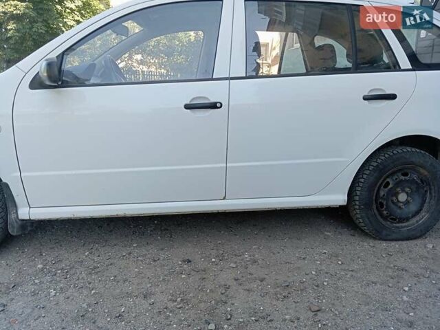 Белый Шкода Фабия, объемом двигателя 1.2 л и пробегом 159 тыс. км за 3200 $, фото 2 на Automoto.ua