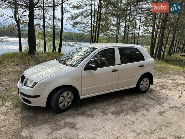 Белый Шкода Фабия, объемом двигателя 1.2 л и пробегом 187 тыс. км за 2750 $, фото 5 на Automoto.ua