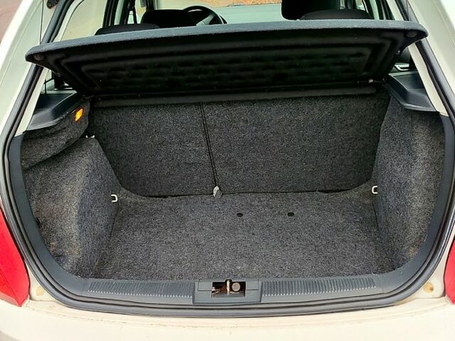 Белый Шкода Фабия, объемом двигателя 1.4 л и пробегом 222 тыс. км за 3300 $, фото 2 на Automoto.ua