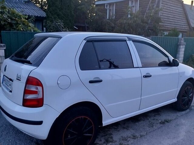 Белый Шкода Фабия, объемом двигателя 1.2 л и пробегом 245 тыс. км за 3000 $, фото 1 на Automoto.ua