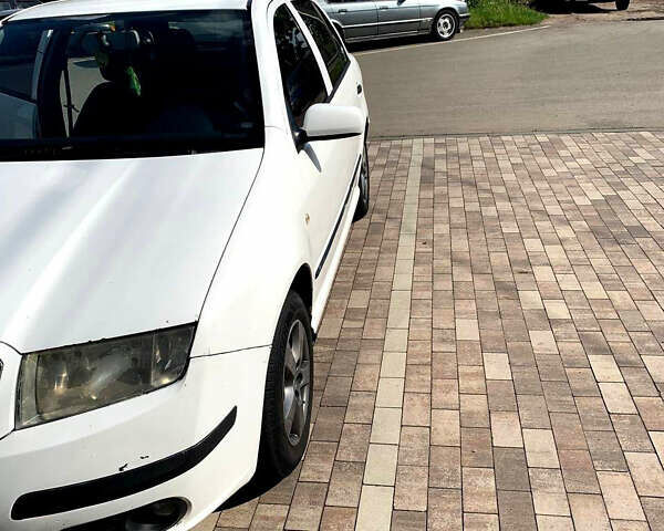 Білий Шкода Фабія, об'ємом двигуна 1.2 л та пробігом 425 тис. км за 2800 $, фото 1 на Automoto.ua