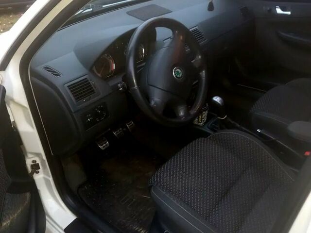 Белый Шкода Фабия, объемом двигателя 1.2 л и пробегом 375 тыс. км за 5700 $, фото 3 на Automoto.ua