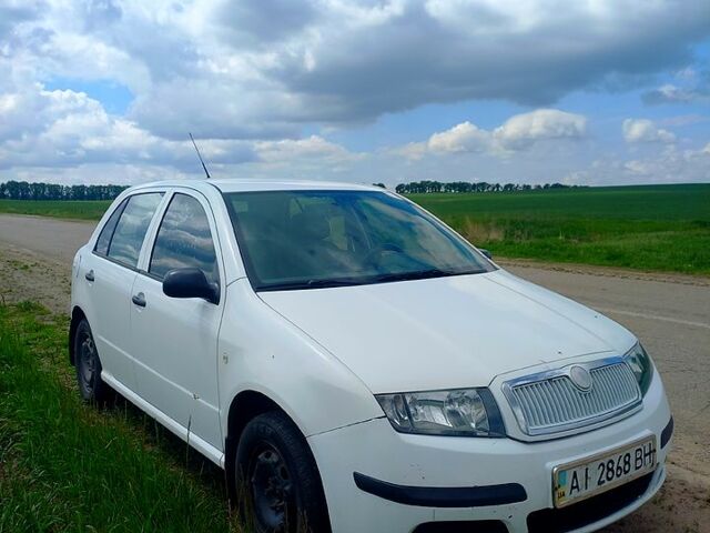 Белый Шкода Фабия, объемом двигателя 1.2 л и пробегом 291 тыс. км за 3000 $, фото 1 на Automoto.ua