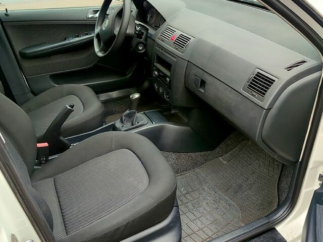 Белый Шкода Фабия, объемом двигателя 1.4 л и пробегом 222 тыс. км за 3300 $, фото 4 на Automoto.ua