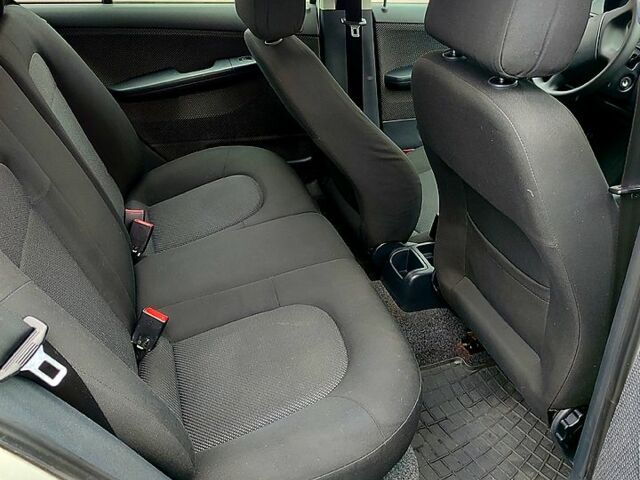 Белый Шкода Фабия, объемом двигателя 1.4 л и пробегом 222 тыс. км за 3300 $, фото 3 на Automoto.ua