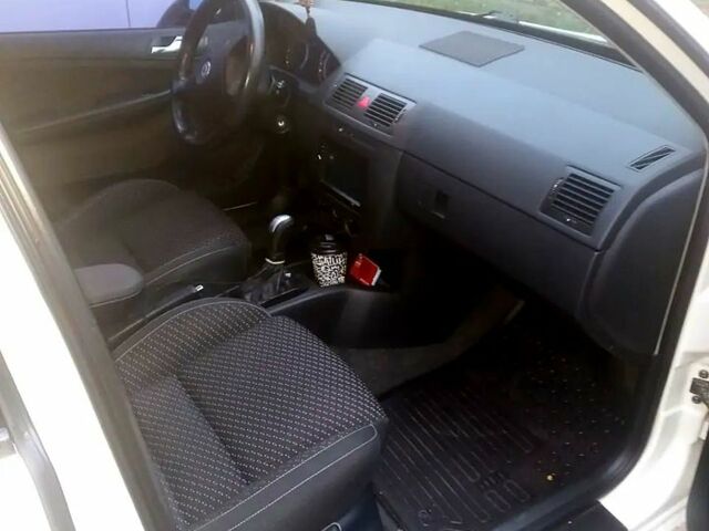 Белый Шкода Фабия, объемом двигателя 1.2 л и пробегом 375 тыс. км за 5700 $, фото 4 на Automoto.ua