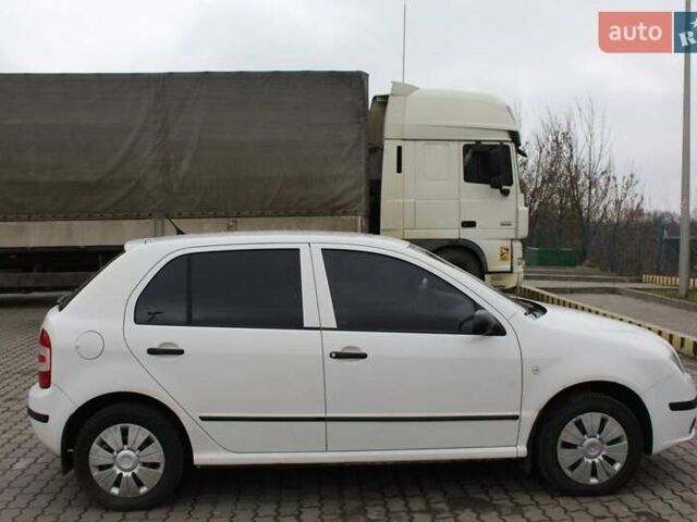 Белый Шкода Фабия, объемом двигателя 1.2 л и пробегом 219 тыс. км за 3600 $, фото 1 на Automoto.ua