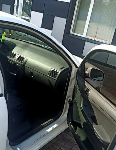 Білий Шкода Фабія, об'ємом двигуна 1.2 л та пробігом 425 тис. км за 2800 $, фото 9 на Automoto.ua