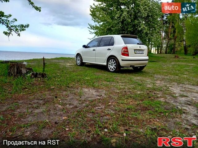 Белый Шкода Фабия, объемом двигателя 1.2 л и пробегом 375 тыс. км за 5700 $, фото 2 на Automoto.ua
