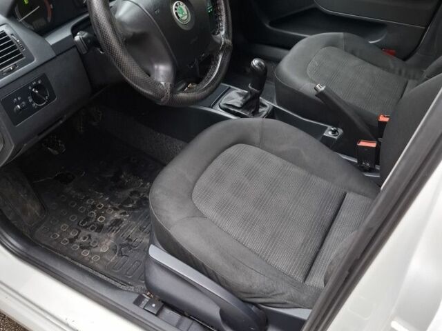 Білий Шкода Фабія, об'ємом двигуна 1.2 л та пробігом 230 тис. км за 3600 $, фото 5 на Automoto.ua