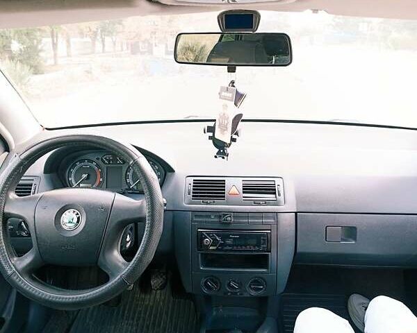 Белый Шкода Фабия, объемом двигателя 1.2 л и пробегом 275 тыс. км за 3700 $, фото 4 на Automoto.ua