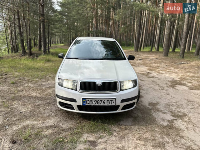 Белый Шкода Фабия, объемом двигателя 1.2 л и пробегом 187 тыс. км за 2750 $, фото 2 на Automoto.ua