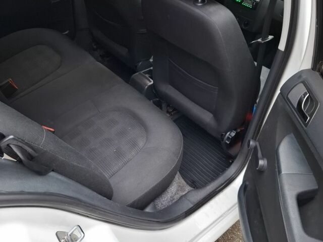 Білий Шкода Фабія, об'ємом двигуна 1.2 л та пробігом 230 тис. км за 3600 $, фото 4 на Automoto.ua