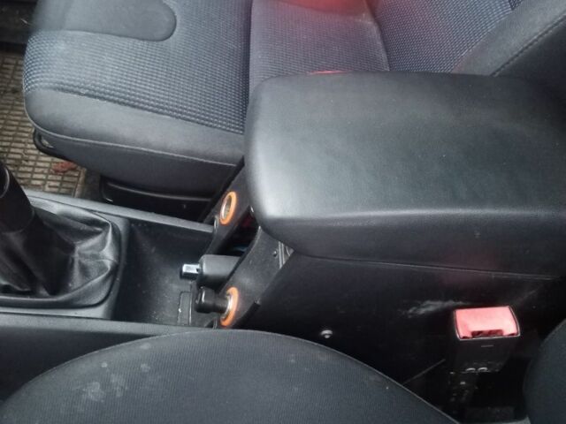 Белый Шкода Фабия, объемом двигателя 1.4 л и пробегом 314 тыс. км за 2850 $, фото 8 на Automoto.ua