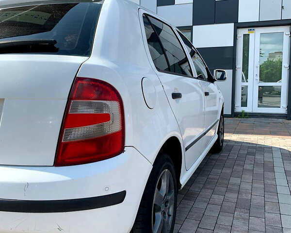 Білий Шкода Фабія, об'ємом двигуна 1.2 л та пробігом 425 тис. км за 2800 $, фото 2 на Automoto.ua