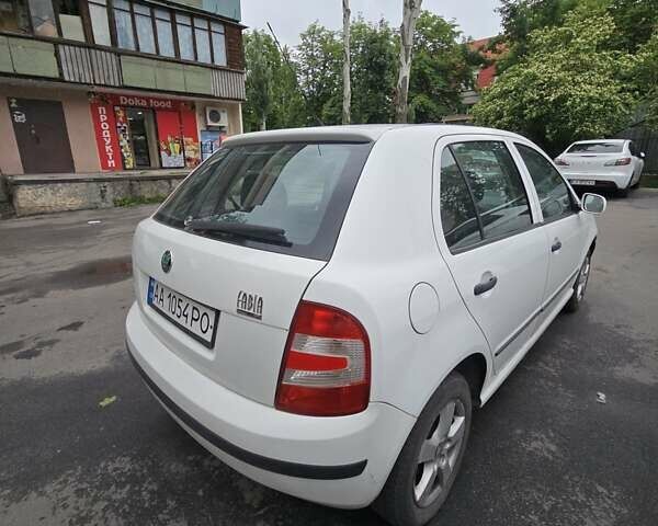 Белый Шкода Фабия, объемом двигателя 1.2 л и пробегом 207 тыс. км за 3950 $, фото 3 на Automoto.ua