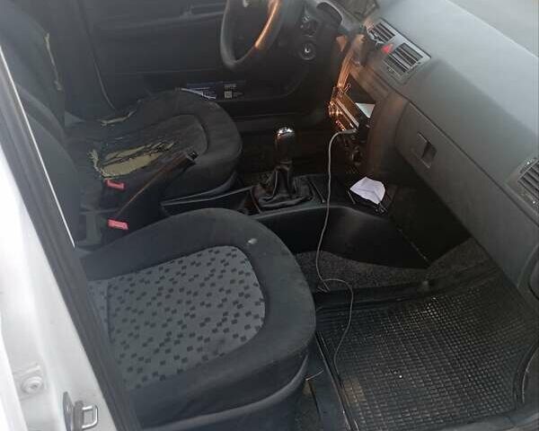 Білий Шкода Фабія, об'ємом двигуна 1.2 л та пробігом 420 тис. км за 3400 $, фото 8 на Automoto.ua