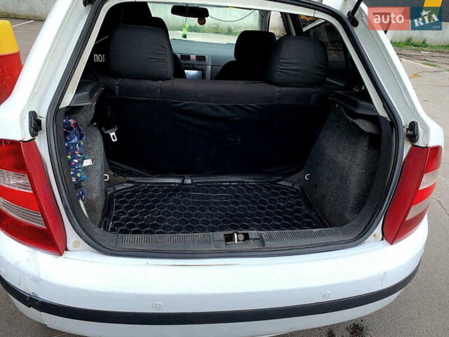 Білий Шкода Фабія, об'ємом двигуна 1.2 л та пробігом 425 тис. км за 2800 $, фото 6 на Automoto.ua