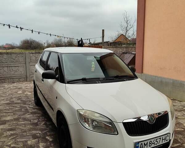 Белый Шкода Фабия, объемом двигателя 1.2 л и пробегом 170 тыс. км за 3800 $, фото 7 на Automoto.ua