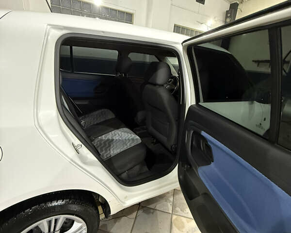 Белый Шкода Фабия, объемом двигателя 1.2 л и пробегом 218 тыс. км за 4150 $, фото 9 на Automoto.ua